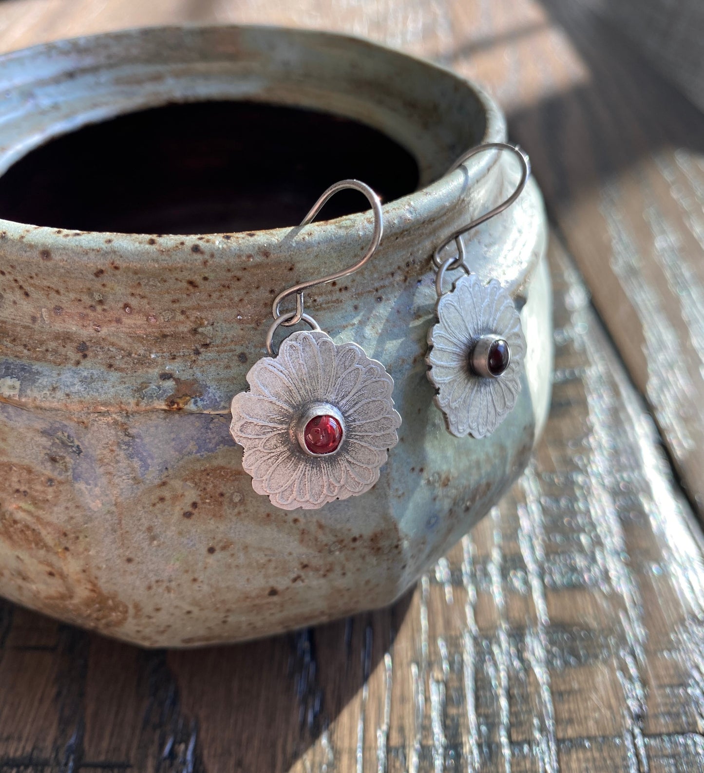 Flower garnets earrings, flower earrings, daisy earrings, garnet earrings, botanical jewelry, floral earrings