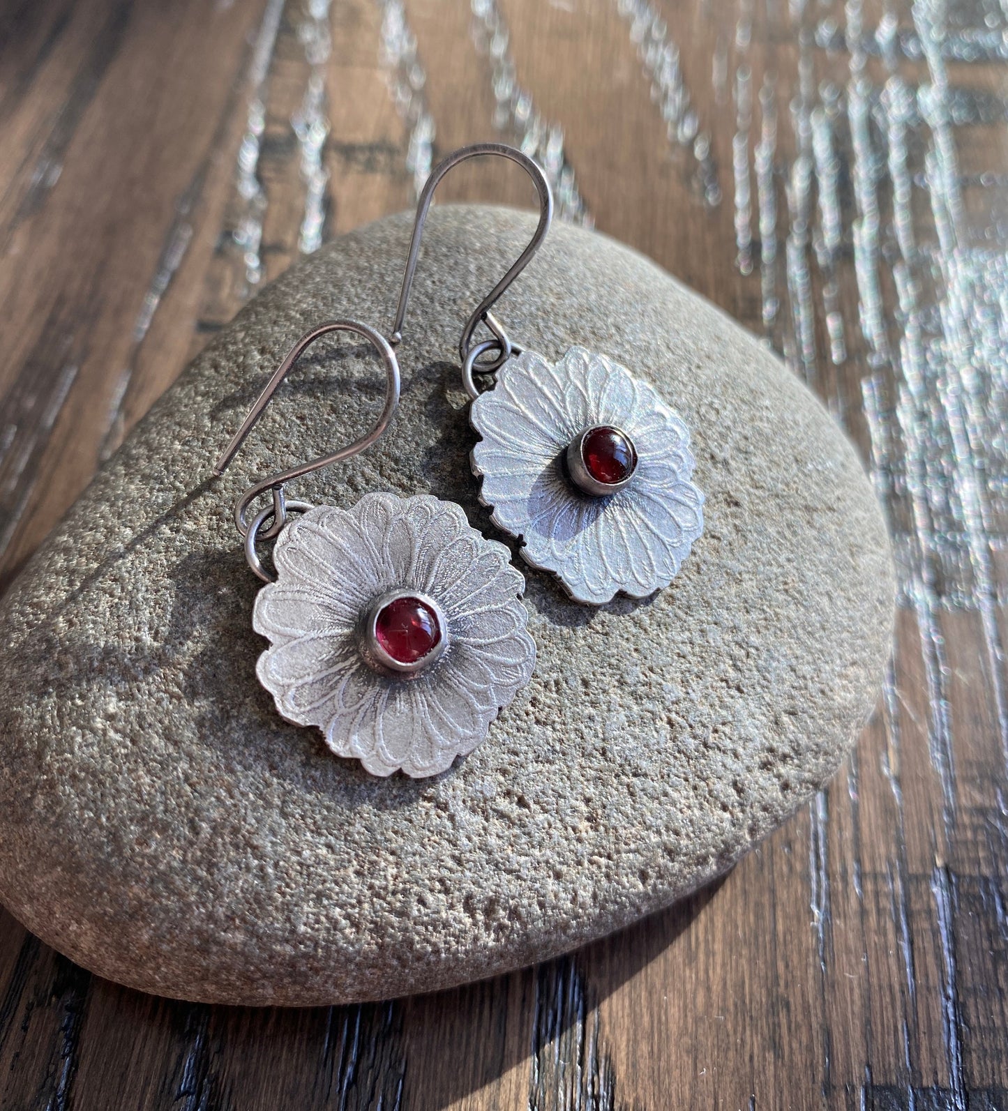 Flower garnets earrings, flower earrings, daisy earrings, garnet earrings, botanical jewelry, floral earrings