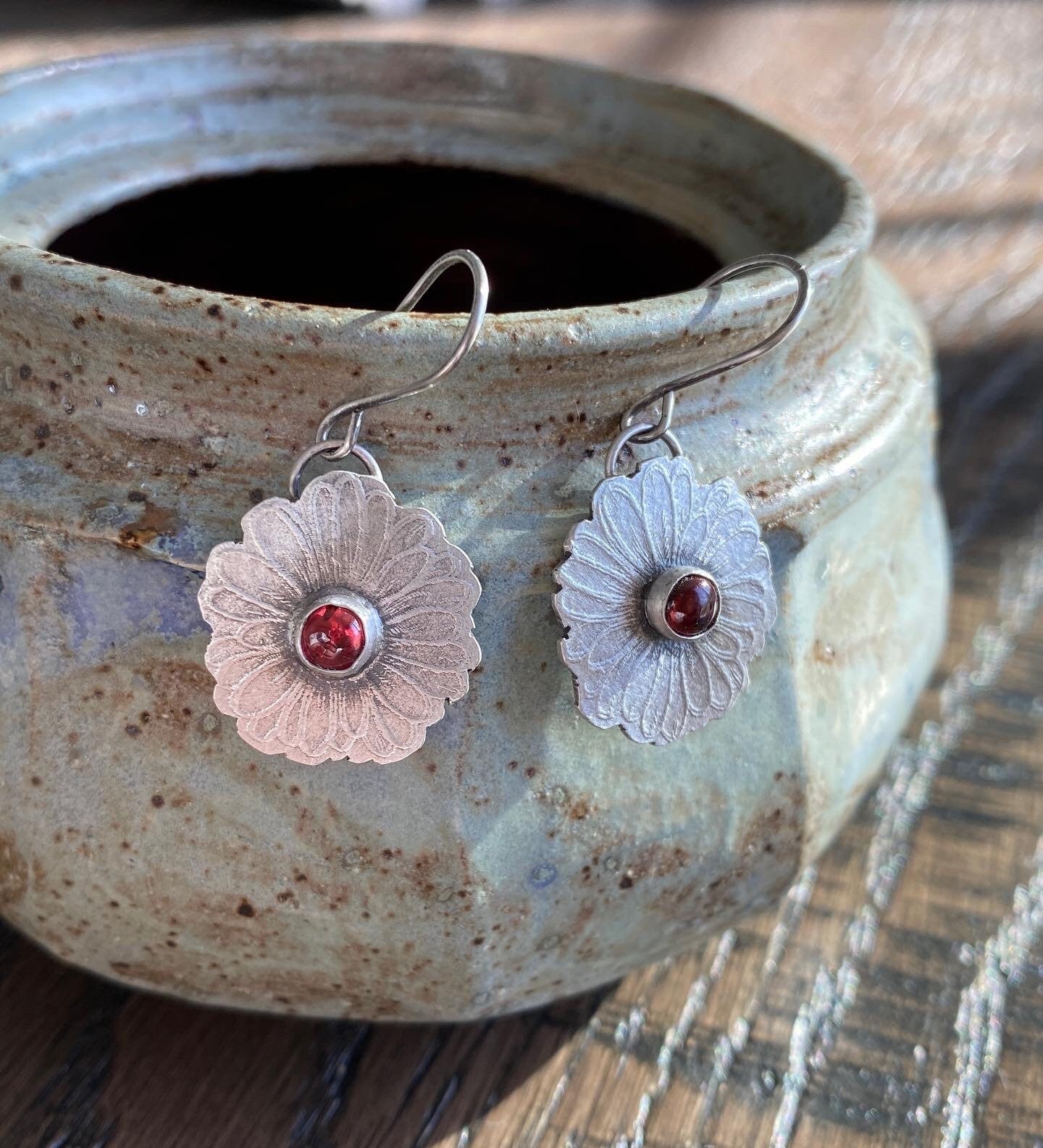 Flower garnets earrings, flower earrings, daisy earrings, garnet earrings, botanical jewelry, floral earrings