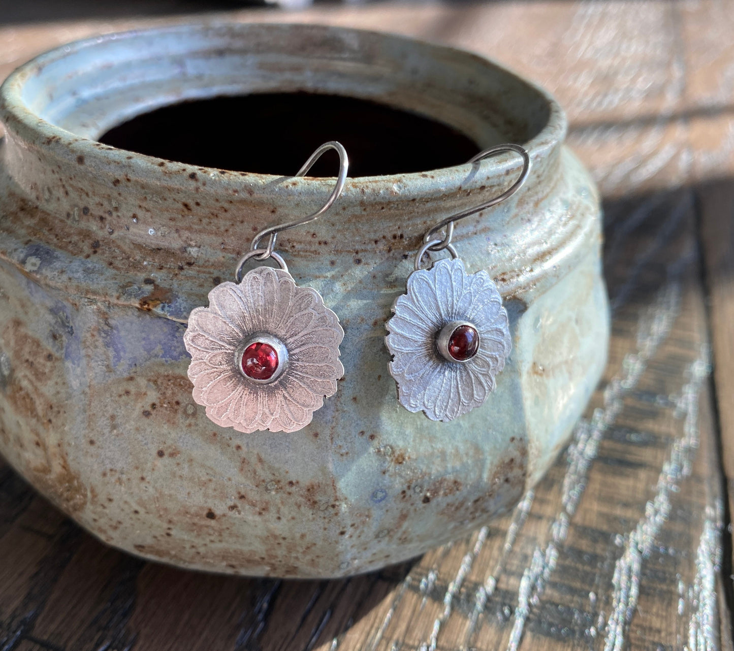 Flower garnets earrings, flower earrings, daisy earrings, garnet earrings, botanical jewelry, floral earrings